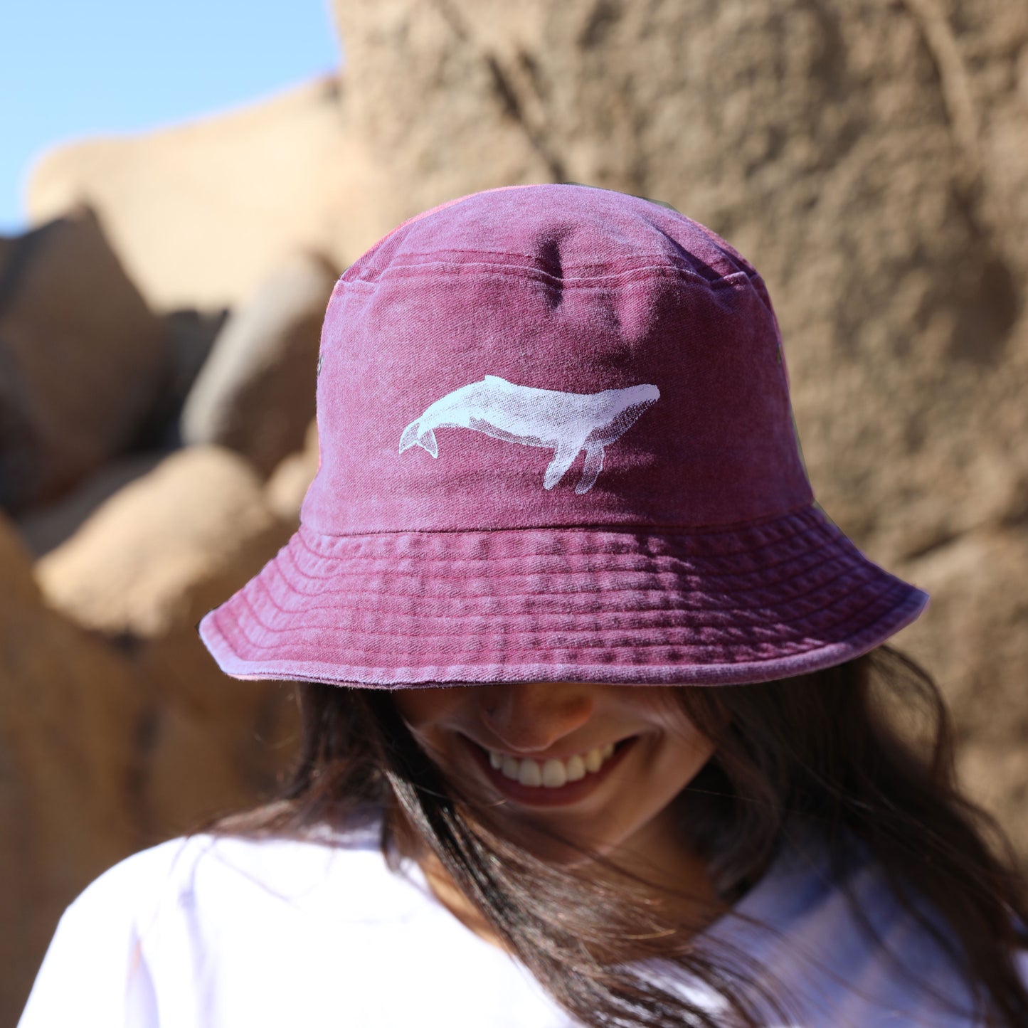Gorro Bucket Burdeos · Ballena Jorobada